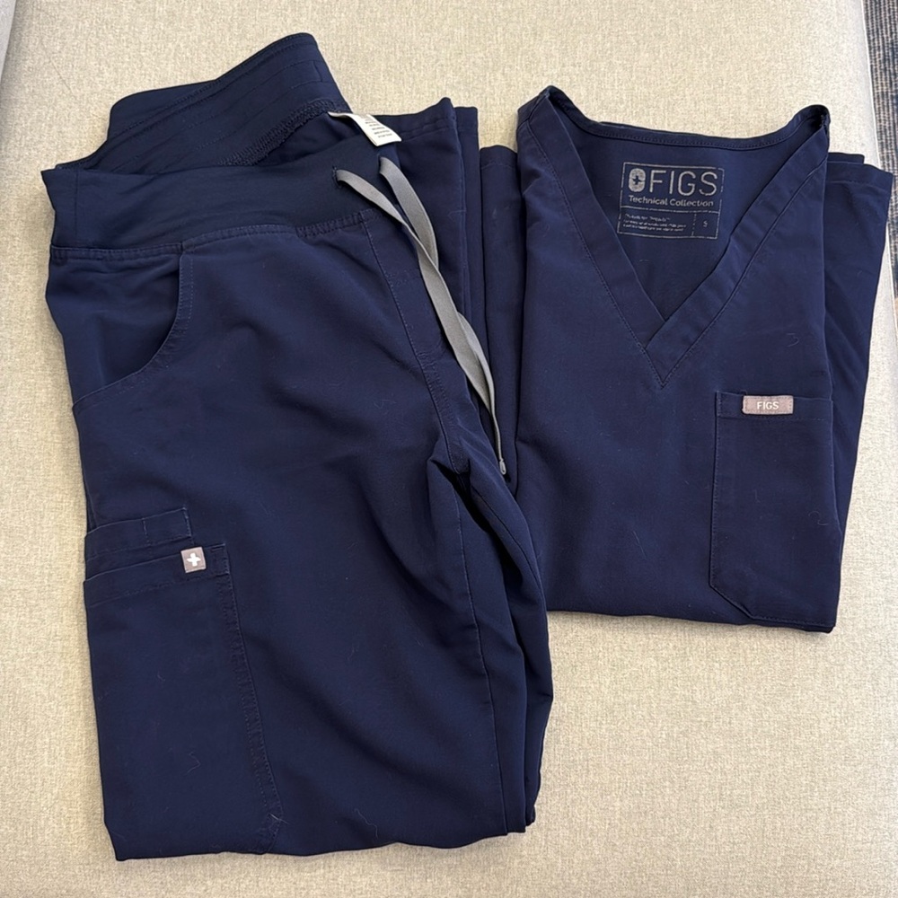 Figs navy scrub set, Catarina top (S) / Kade cargo pants (SP - small petite)